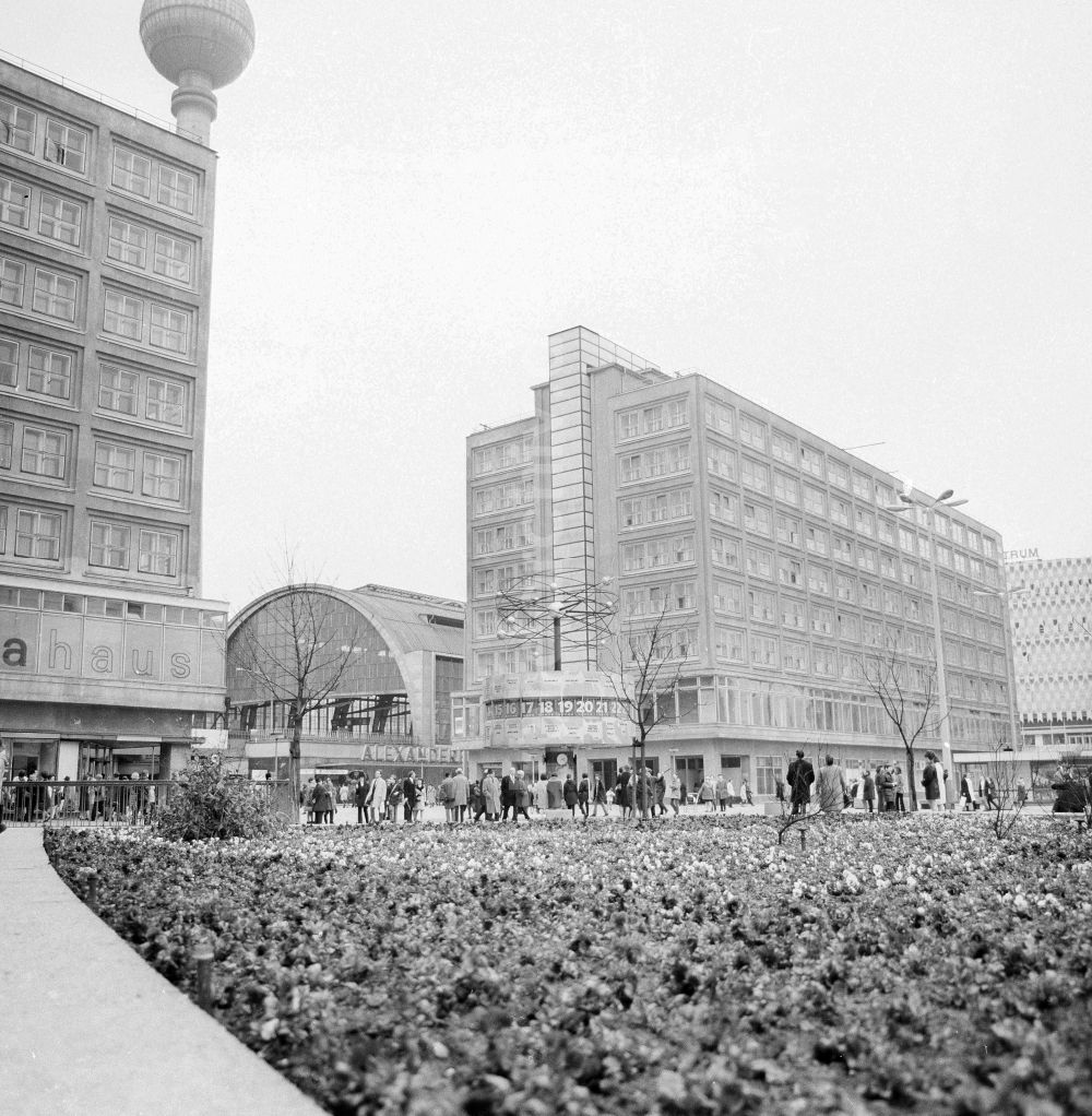 DDR-Fotoarchiv: Berlin - Urania-Weltzeituhr auf dem Alexanderplatz in Berlin, der ehemaligen Hauptstadt der DDR, Deutsche Demokratische Republik