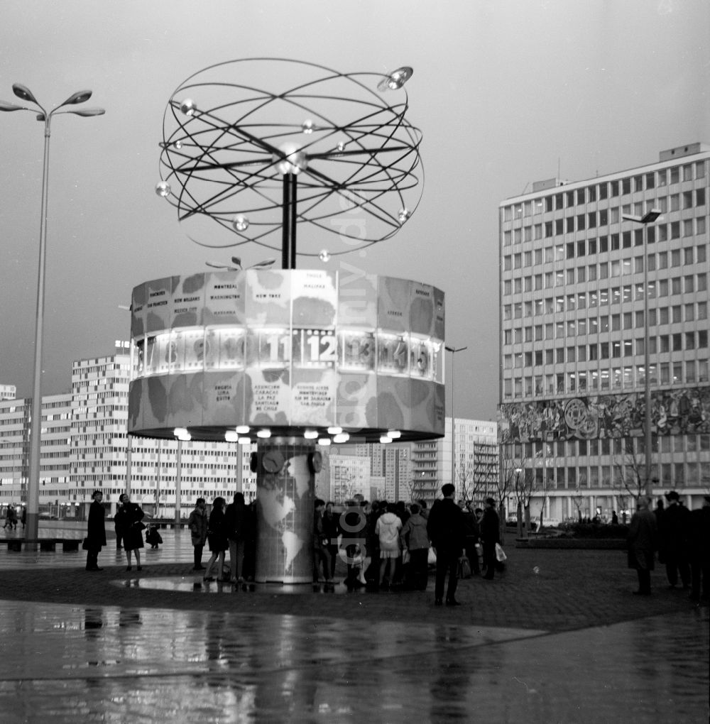Berlin: Urania Weltzeituhr auf dem Alexanderplatz in Berlin, der ehemaligen Hauptstadt der DDR, Deutsche Demokratische Republik