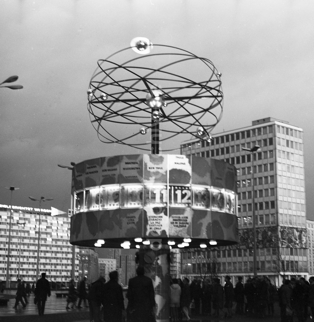 DDR-Bildarchiv: Berlin - Urania Weltzeituhr auf dem Alexanderplatz in Berlin, der ehemaligen Hauptstadt der DDR, Deutsche Demokratische Republik
