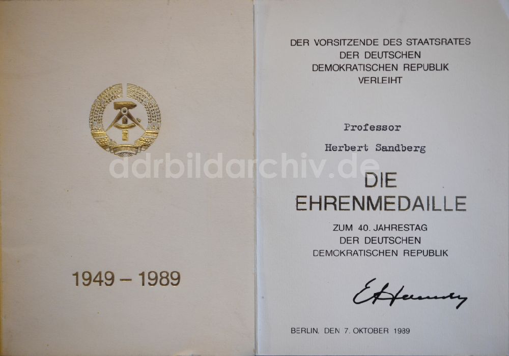 DDR-Fotoarchiv: Berlin - Urkunde der Ehrenmedaille zum 40. Jahrestag ausgestellt in Berlin, der ehemaligen Hauptstadt der DDR, Deutsche Demokratische Republik