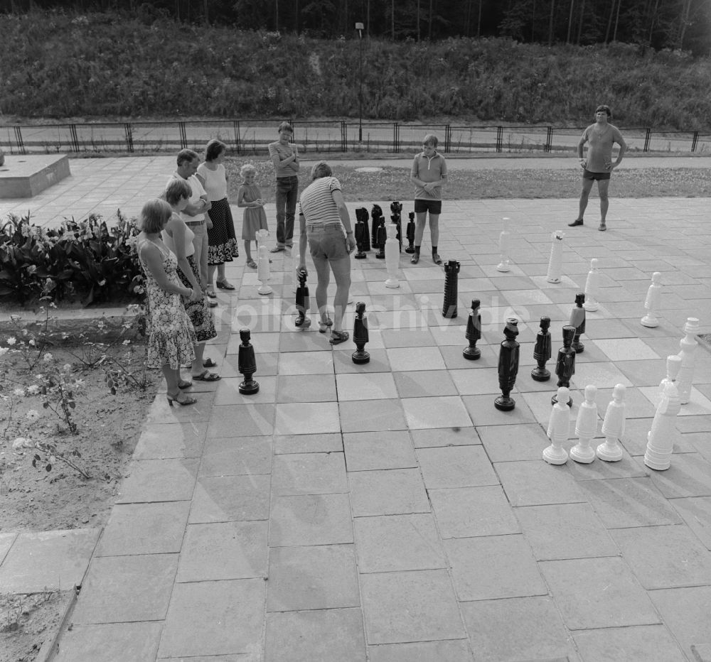DDR-Bildarchiv: Ückeritz - Urlauber beim Schach spielen mit grossen Figuren in Ückeritz in Mecklenburg-Vorpommern in der DDR