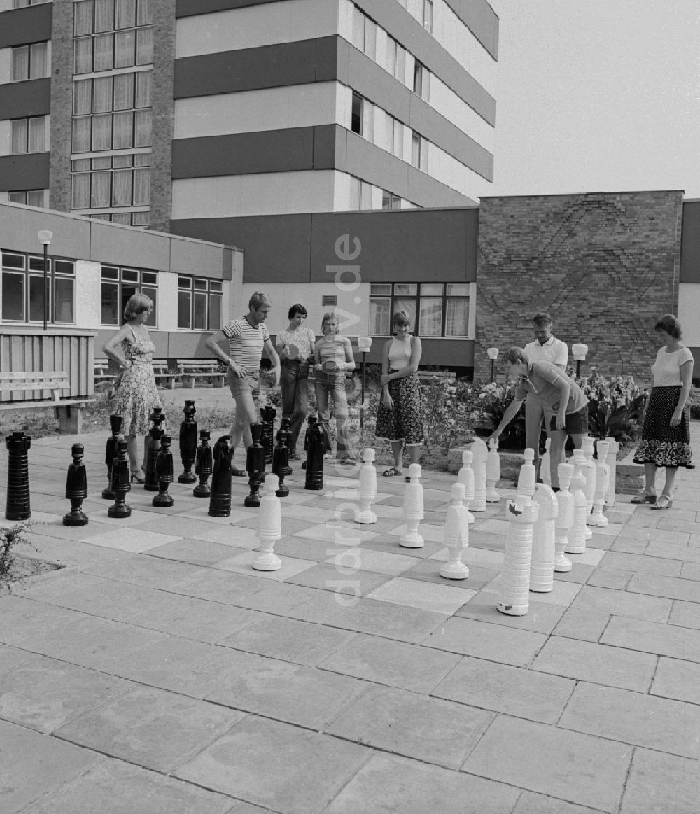 DDR-Fotoarchiv: Ückeritz - Urlauber beim Schach spielen mit grossen Figuren in Ückeritz in Mecklenburg-Vorpommern in der DDR