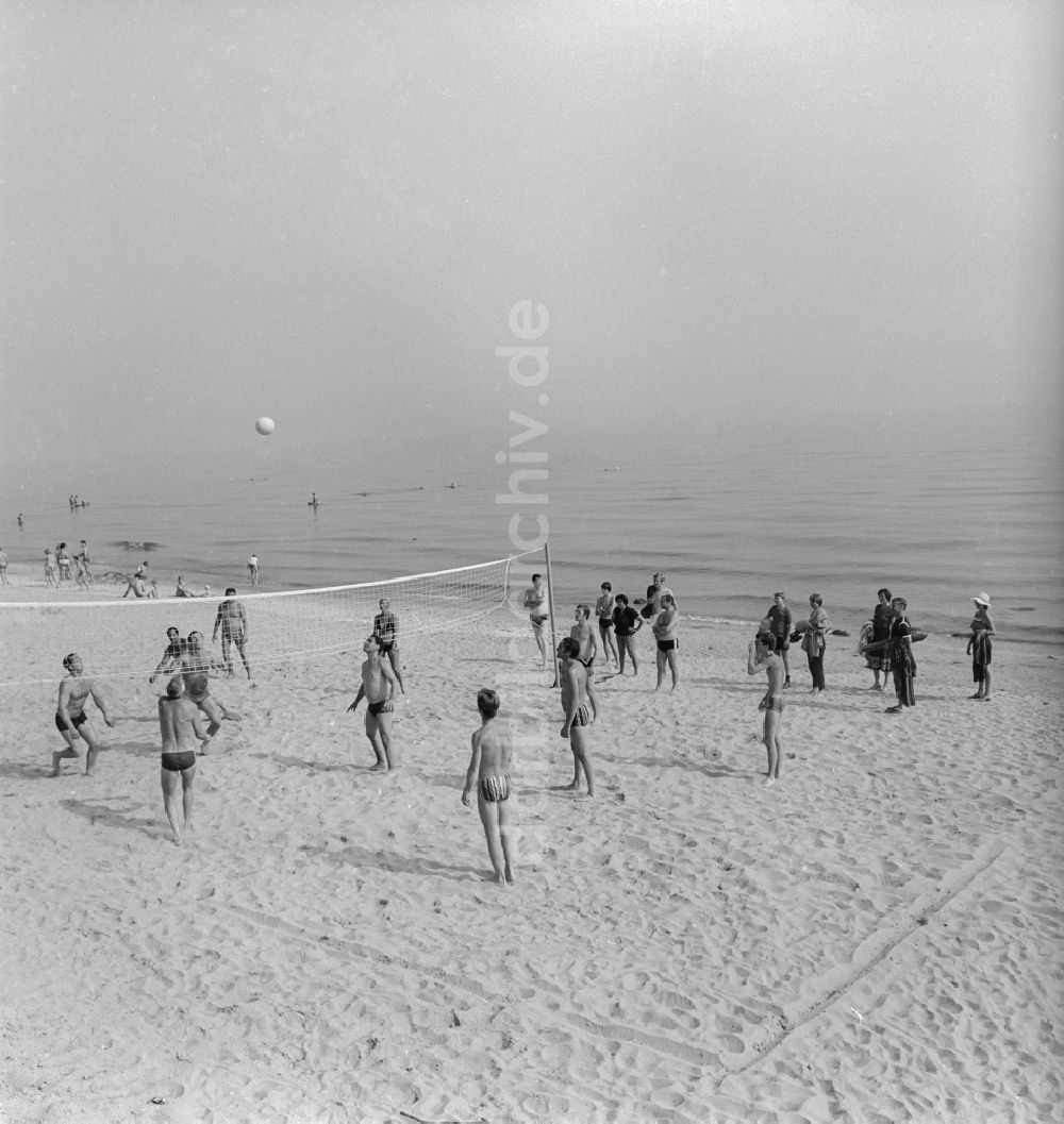 Ückeritz: Urlauber spielen am Strand in Ückeritz an der Ostsee Volleyball im Bundesland Mecklenburg-Vorpommern auf dem Gebiet der ehemaligen DDR, Deutsche Demokratische Republik