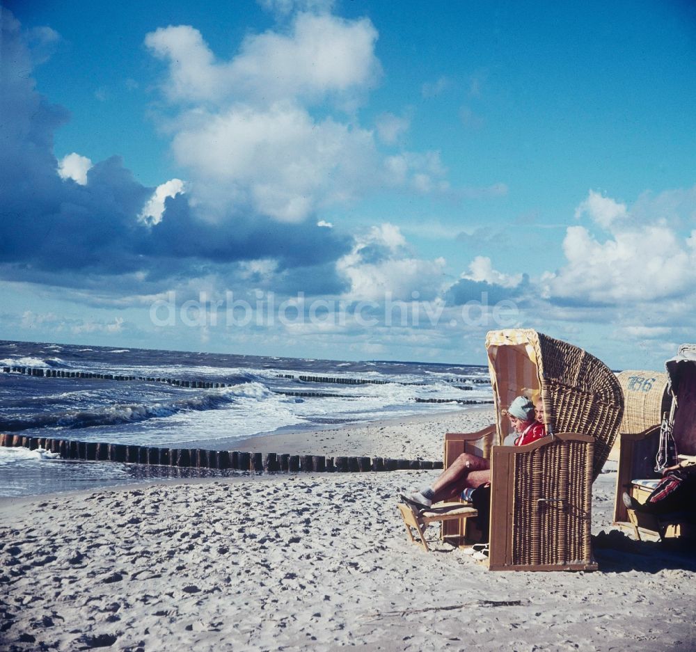 DDR-Fotoarchiv: Ahrenshoop - Urlauber im Strandkorb am Strand in Ahrenshoop in Mecklenburg-Vorpommern in der DDR