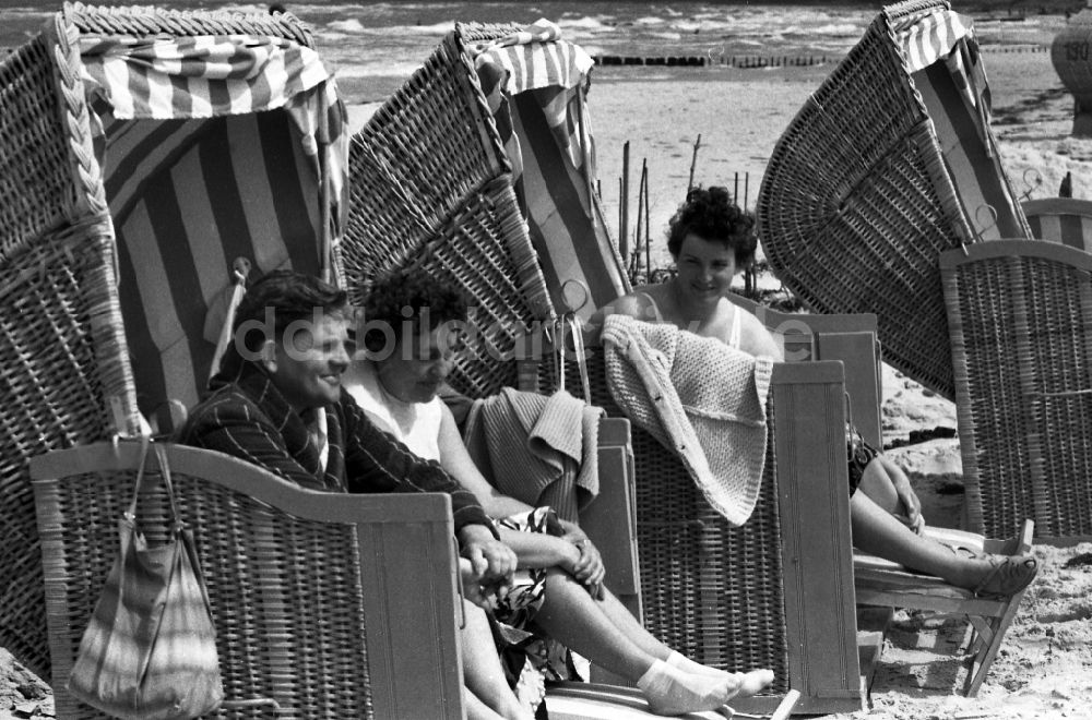 DDR-Fotoarchiv: Bansin - Urlauber im Strandkorb am Strand in Bansin im Bundesland Mecklenburg-Vorpommern auf dem Gebiet der ehemaligen DDR, Deutsche Demokratische Republik