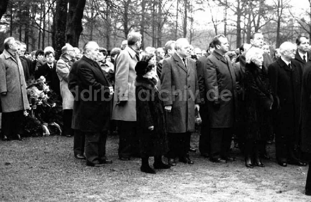 DDR-Bildarchiv: Berlin - 15.01.1986 Urnenbeisetzung von Dr.Gerhard Weiss in Berlin-Friedr
