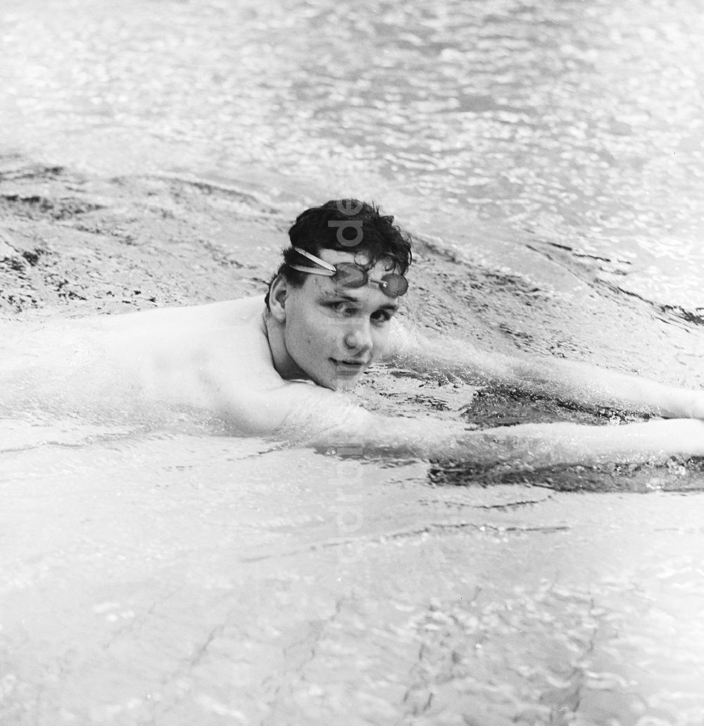 DDR-Fotoarchiv: Potsdam - Uwe Daßler, deutscher Leistungsschwimmer beim ASK Potsdam, in Potsdam in Brandenburg in der DDR