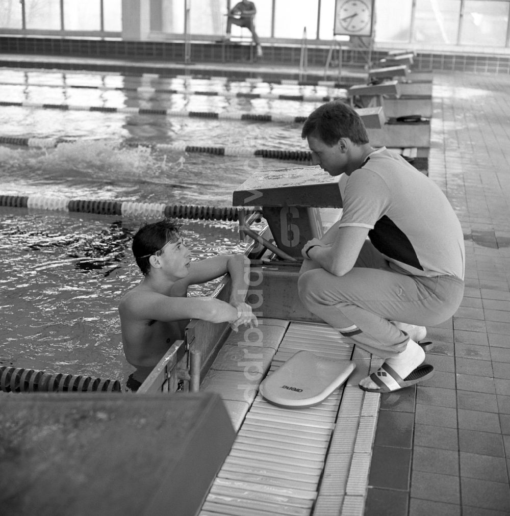 DDR-Bildarchiv: Potsdam - Uwe Daßler, ehemaliger deutscher Schwimmer, in Potsdam im heutigen Bundesland Brandenburg. Hier mit seinem Trainer, Lutz Wanja
