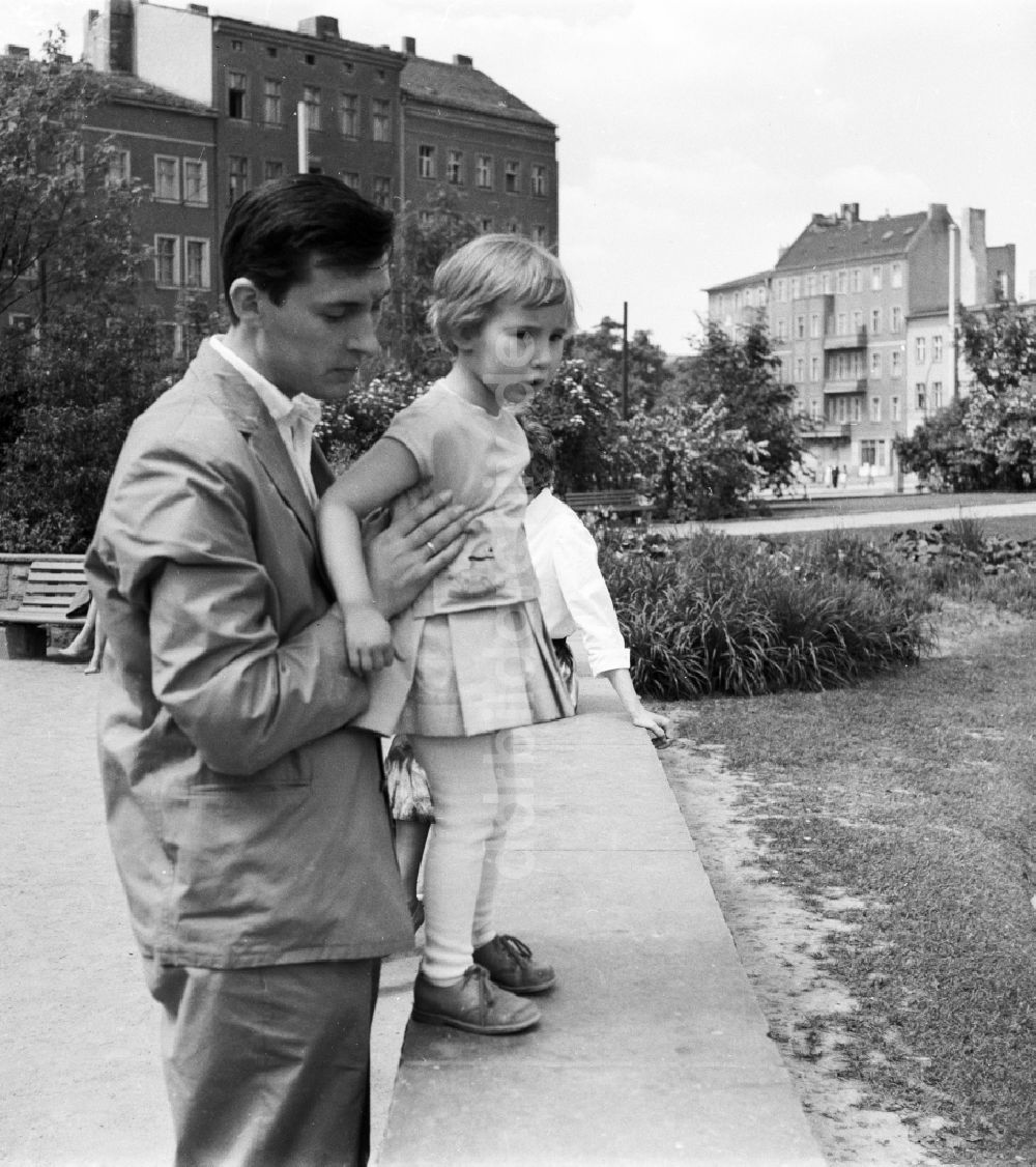 Berlin: Vater mit Kind in Berlin, der ehemaligen Hauptstadt der DDR, Deutsche Demokratische Republik