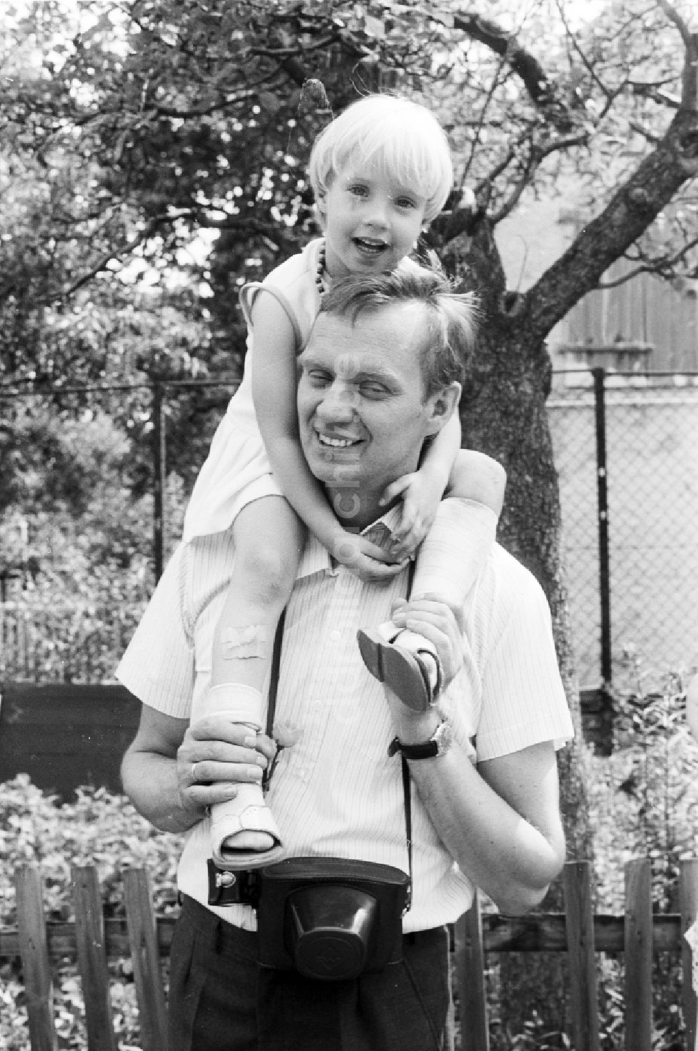 DDR-Fotoarchiv: Halle (Saale) - Vater mit Kind auf einem Spielplatz in Halle (Saale) in Sachsen-Anhalt in der DDR