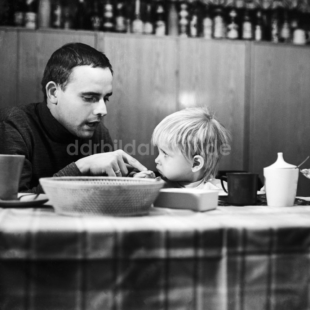 DDR-Bildarchiv: Berlin - Vater mit Kind am Frühstückstisch in Berlin, der ehemaligen Hauptstadt der DDR, Deutsche Demokratische Republik