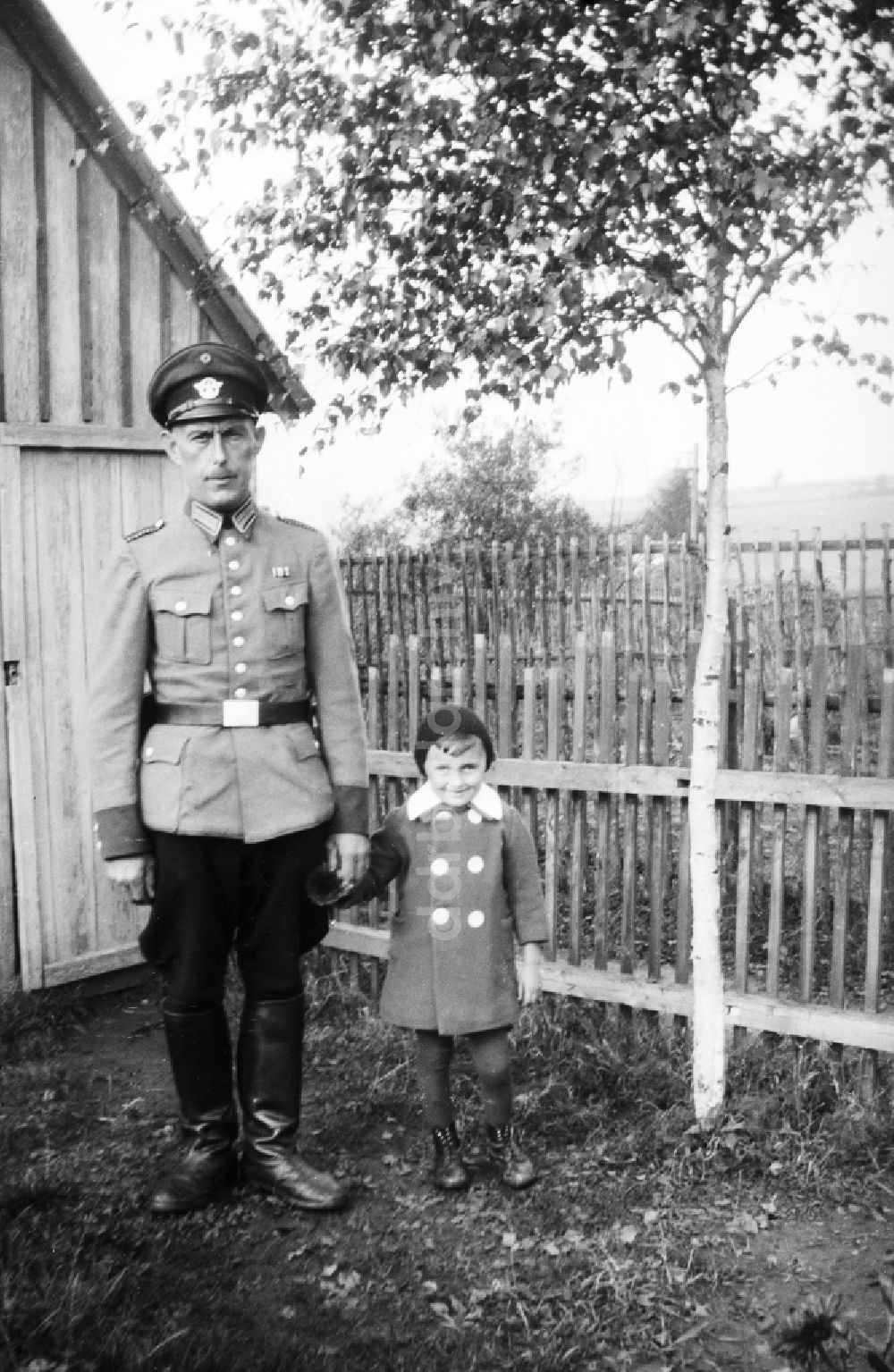 DDR-Fotoarchiv: Arnstadt - Vater in Reichswehr Uniform mit seiner Tochter in Arnstadt im Thüringen auf dem Gebiet des Deutschen Reiches, Deutschland