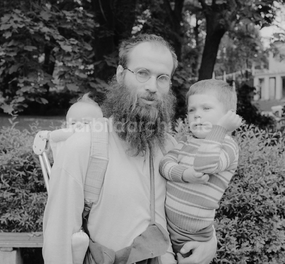 DDR-Bildarchiv: Zittau - Vater mit seinen Kindern in Zittau in Sachsen in der DDR