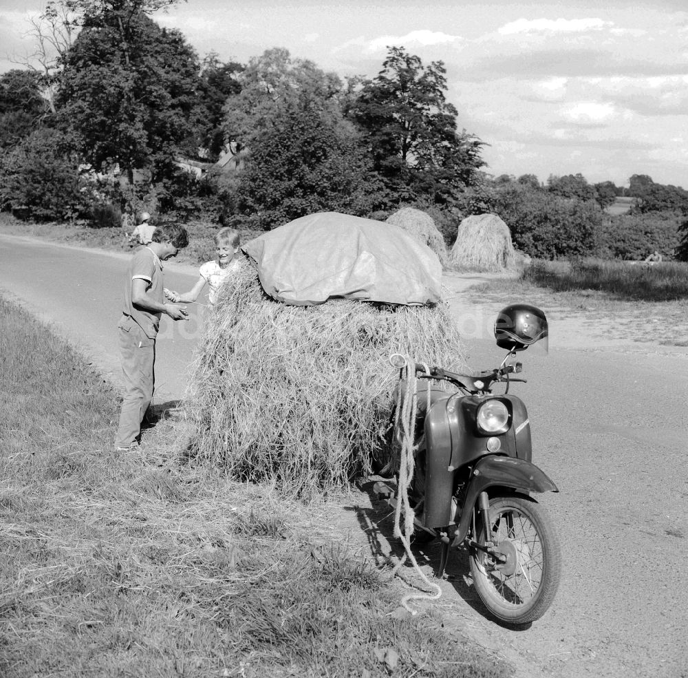 Schwerin: Vater mit Sohn und ein Motorrad der Marke Simson Schwalbe mit Anhänger in Schwerin in Mecklenburg-Vorpommern in der DDR