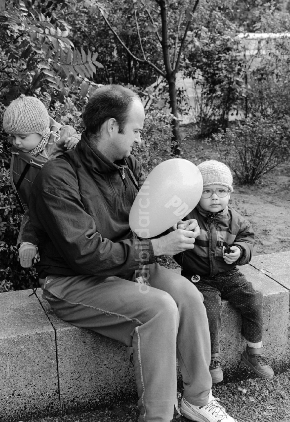 DDR-Fotoarchiv: Berlin - Vater mit zwei Kindern in Berlin, der ehemaligen Hauptstadt der DDR, Deutsche Demokratische Republik