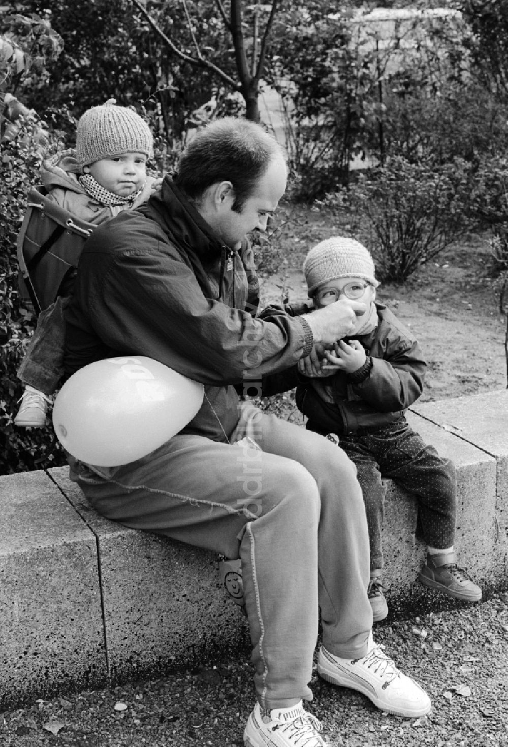 Berlin: Vater mit zwei Kindern in Berlin, der ehemaligen Hauptstadt der DDR, Deutsche Demokratische Republik