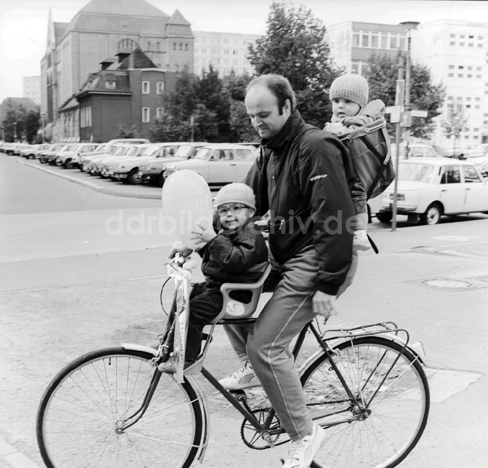 Berlin: Vater mit zwei Kindern auf einem Fahrrad in Berlin, der ehemaligen Hauptstadt der DDR, Deutsche Demokratische Republik