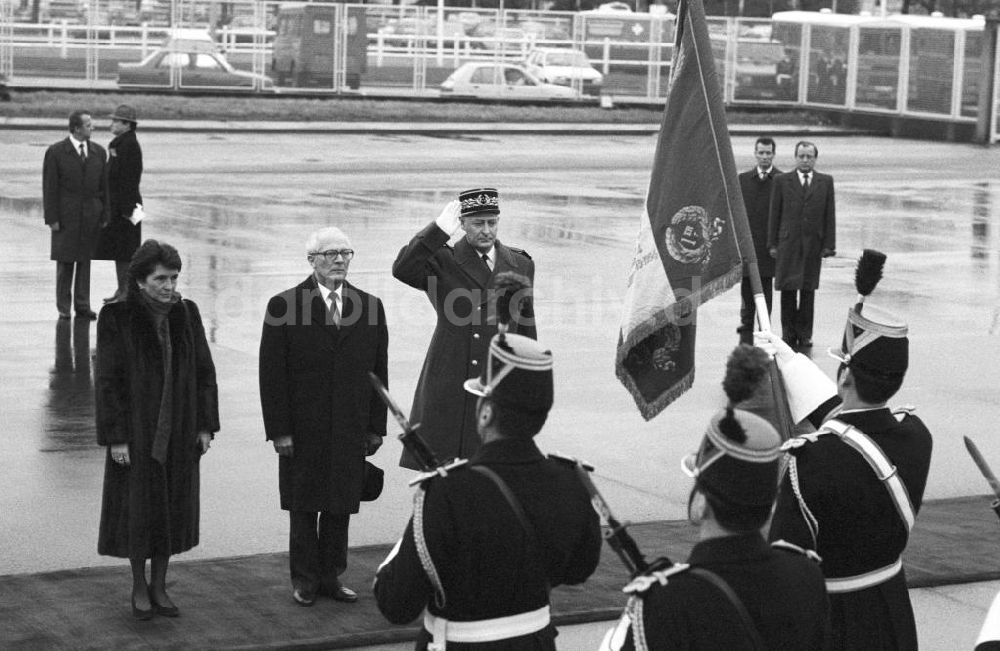 DDR-Fotoarchiv: Paris - Verabschiedung von Erich Honecker auf dem Flughafen Orly aus Frankreich-Paris