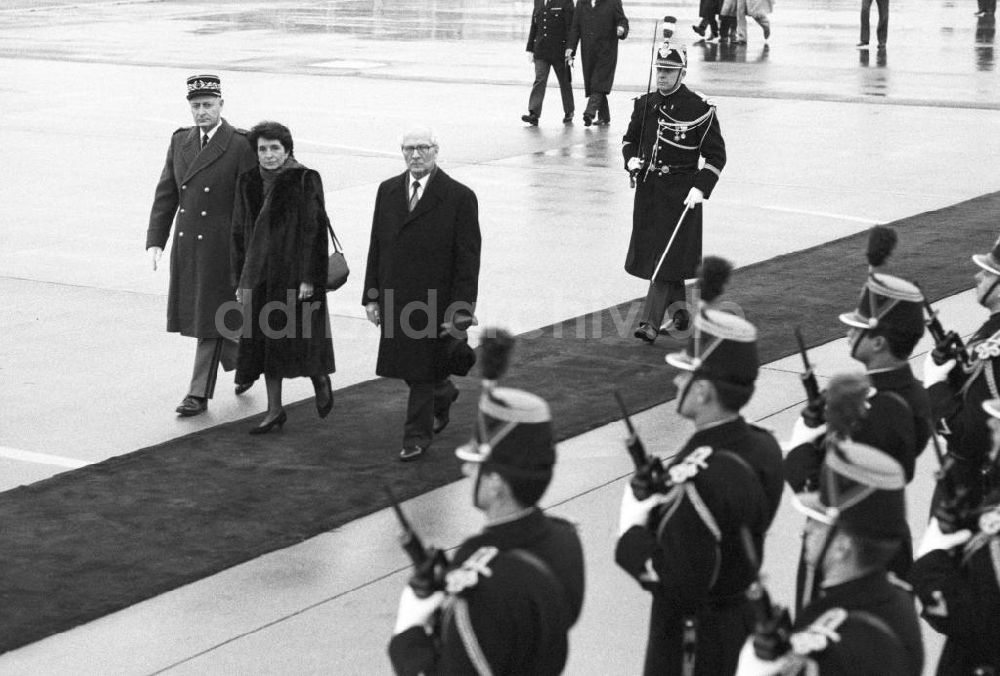 Paris: Verabschiedung von Erich Honecker auf dem Flughafen Orly aus Frankreich-Paris