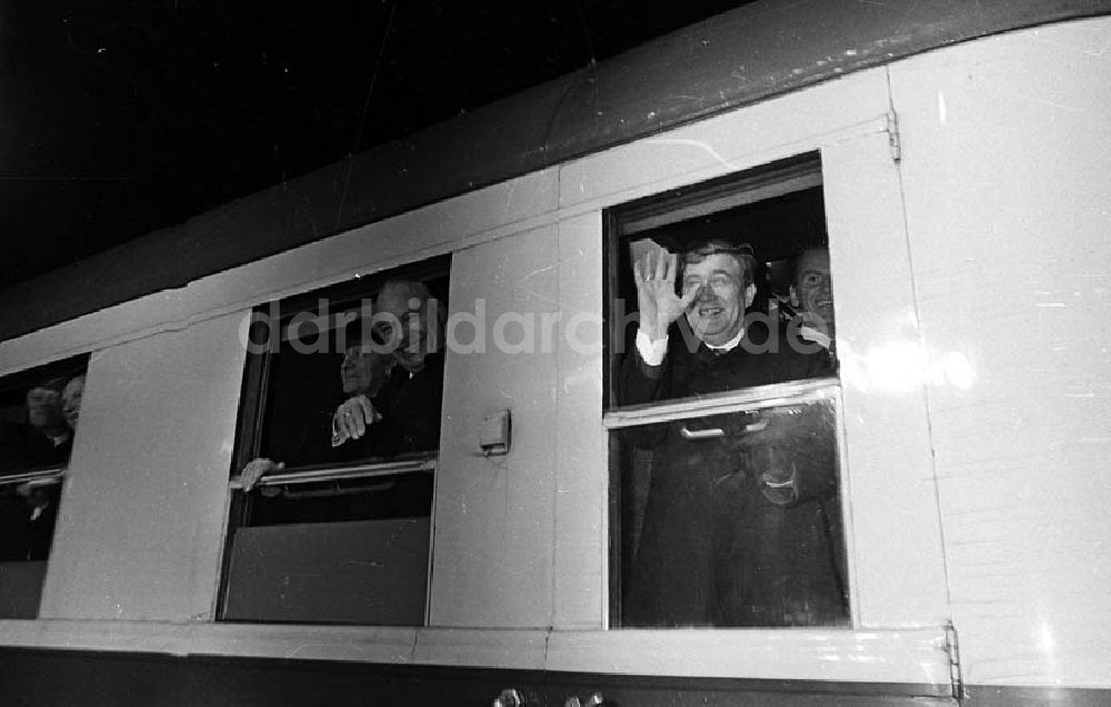 DDR-Bildarchiv: Güstrow / Mecklenburg-Vorpommern - Verabschiedung Helmut Schmidts in Güstrow (Mecklenburg-Vorpommern) auf dem Bahnhof Umschlagnr