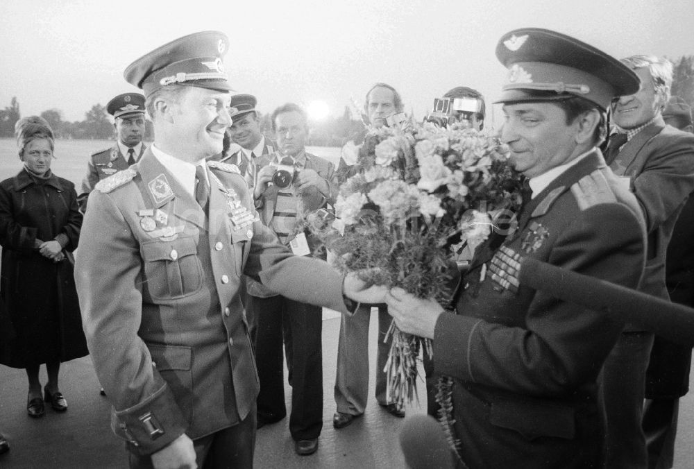 Schönefeld: Verabschiedung des russischen Kosmonauten Waleri Fjodorowitsch Bykowski durch den deutschen Kosmonauten Sigmund Jähn in Schönefeld in Brandenburg in der DDR