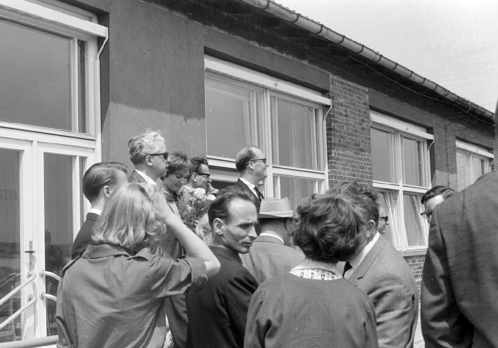 DDR-Fotoarchiv: Schönefeld - Verabschiedung der sowjetischen Delegation von Journalisten zum 8. DSF Kongreß in Schönefeld in der DDR