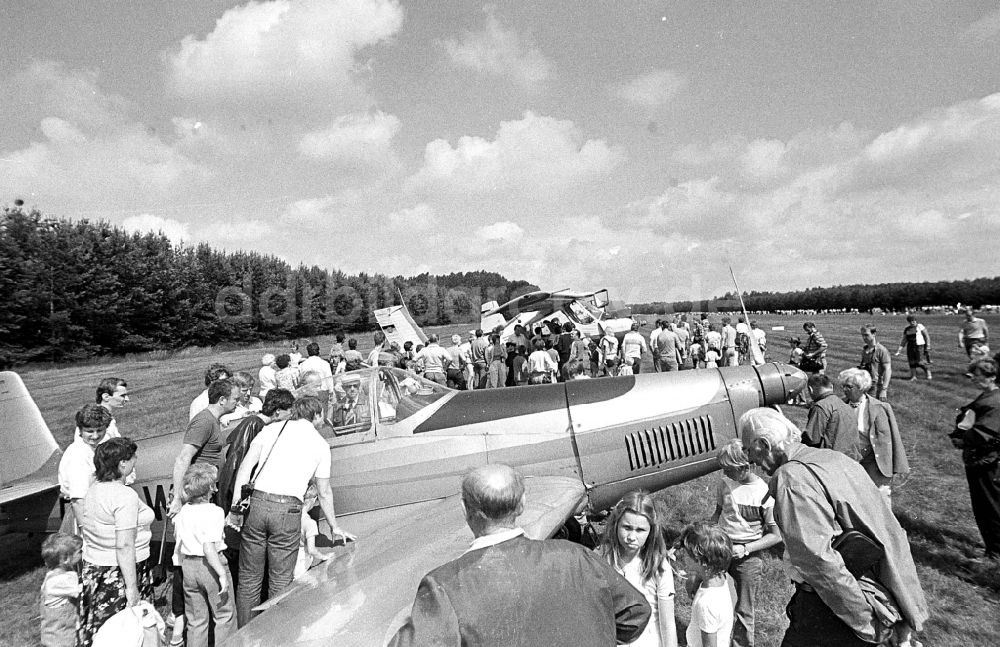 Borkheide: Veranstaltung und Demonstration auf dem Flugplatzfest in Borkheide in Brandenburg in der DDR