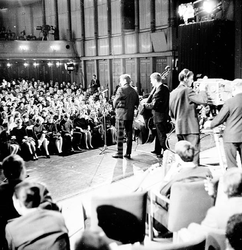 DDR-Bildarchiv: - Veranstaltung der Freien Deutschen Jugend (FDJ) in der Volksbühne: Kommt und singt! mit Hermann Hähnel Foto: Barth Umschlagnr