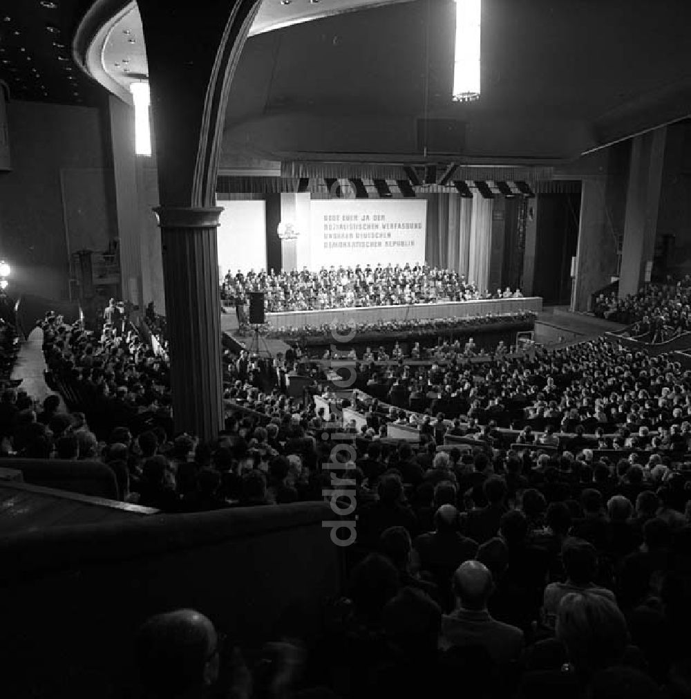 DDR-Fotoarchiv: Berlin - Veranstaltung im Friedrich- Stadt- Palast