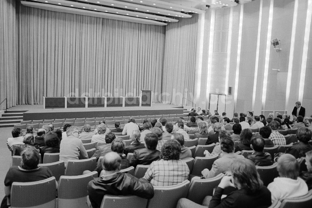 DDR-Fotoarchiv: Berlin - Veranstaltung im Kino SOJUS im Stadtbezirk Marzahn in Berlin, der ehemaligen Hauptstadt der DDR, Deutsche Demokratische Republik