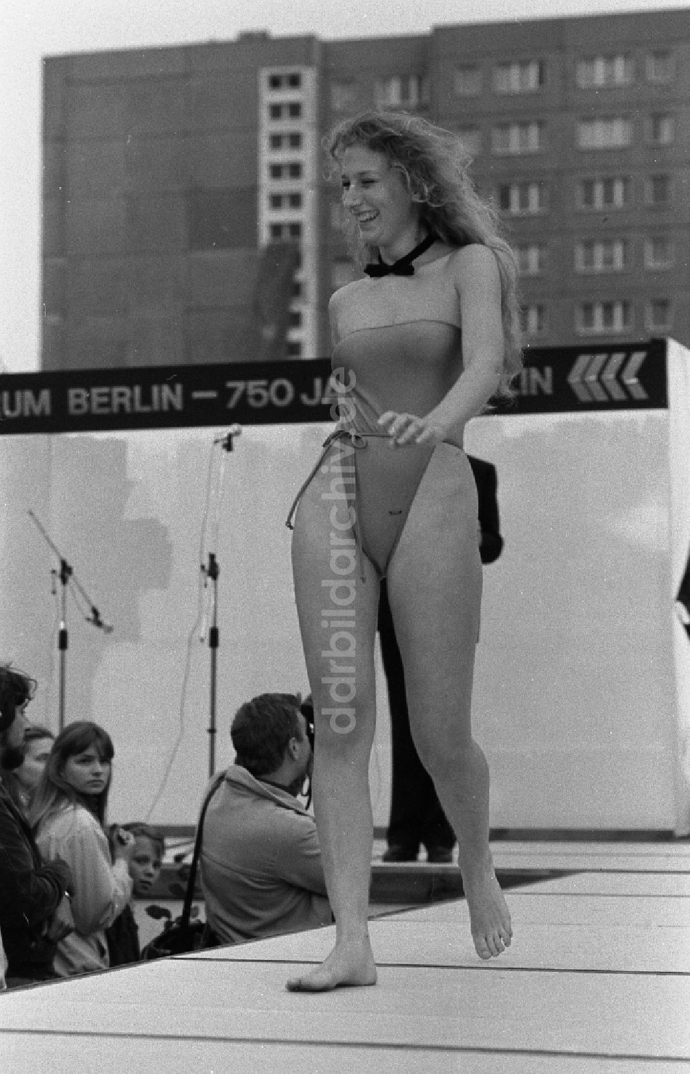 DDR-Bildarchiv: Berlin - Veranstaltung Wahl Miss Frühling im Ortsteil Marzahn in Berlin in der DDR