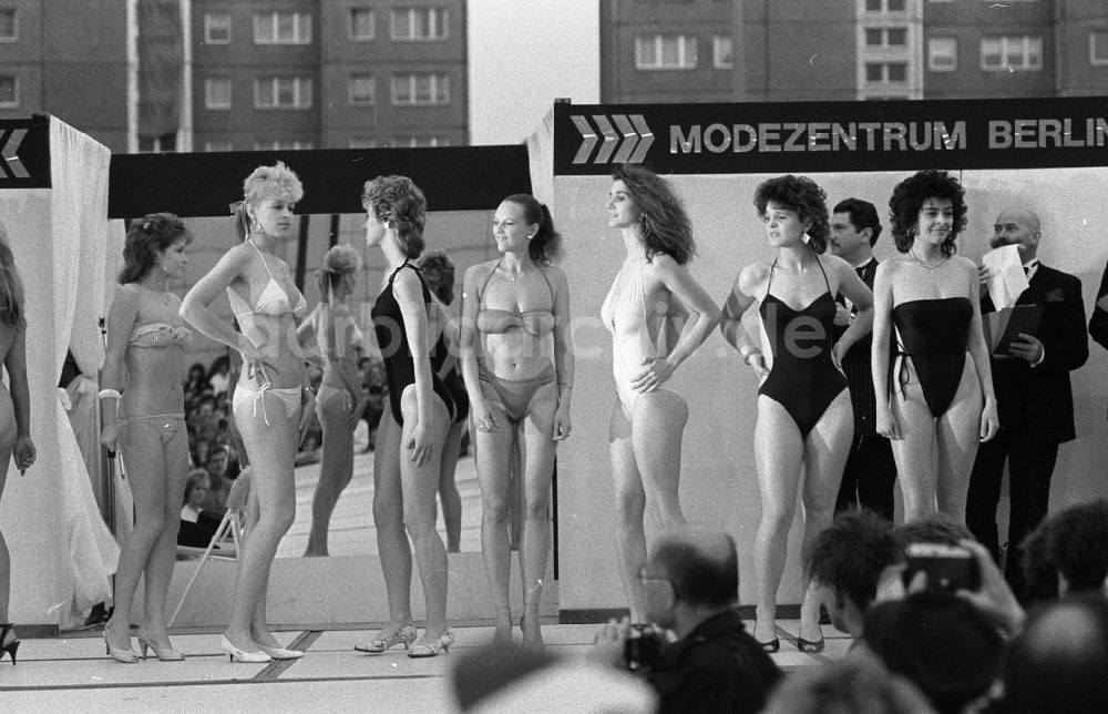 DDR-Fotoarchiv: Berlin - Veranstaltung Wahl Miss Frühling im Ortsteil Marzahn in Berlin in der DDR