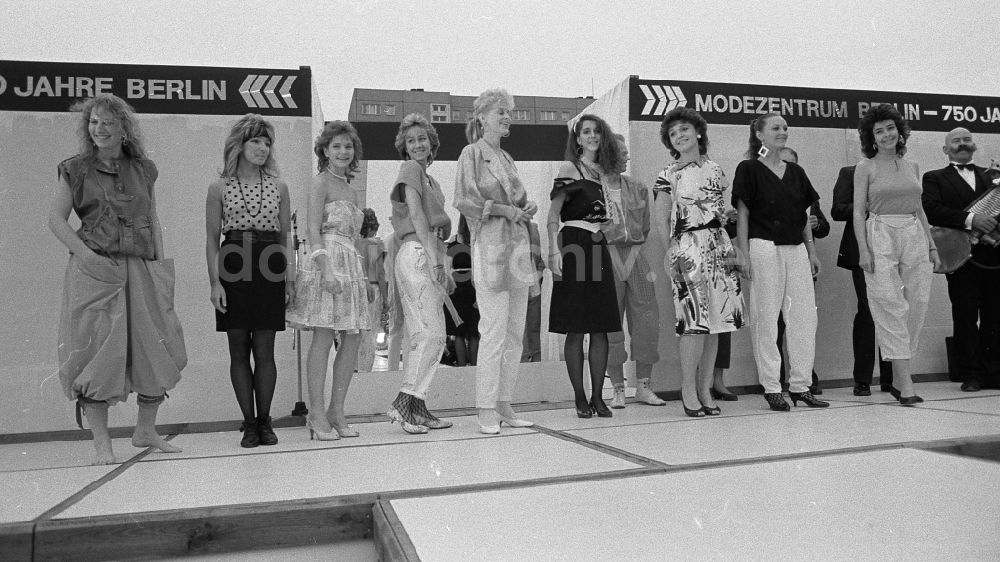 DDR-Fotoarchiv: Berlin - Veranstaltung Wahl Miss Frühling im Ortsteil Marzahn in Berlin in der DDR
