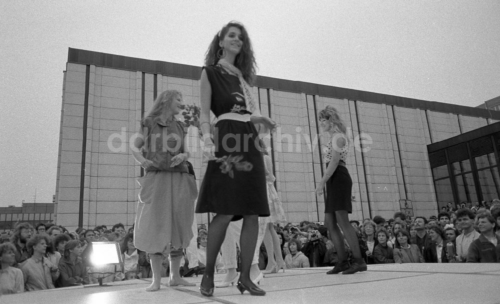 DDR-Bildarchiv: Berlin - Veranstaltung Wahl Miss Frühling im Ortsteil Marzahn in Berlin in der DDR