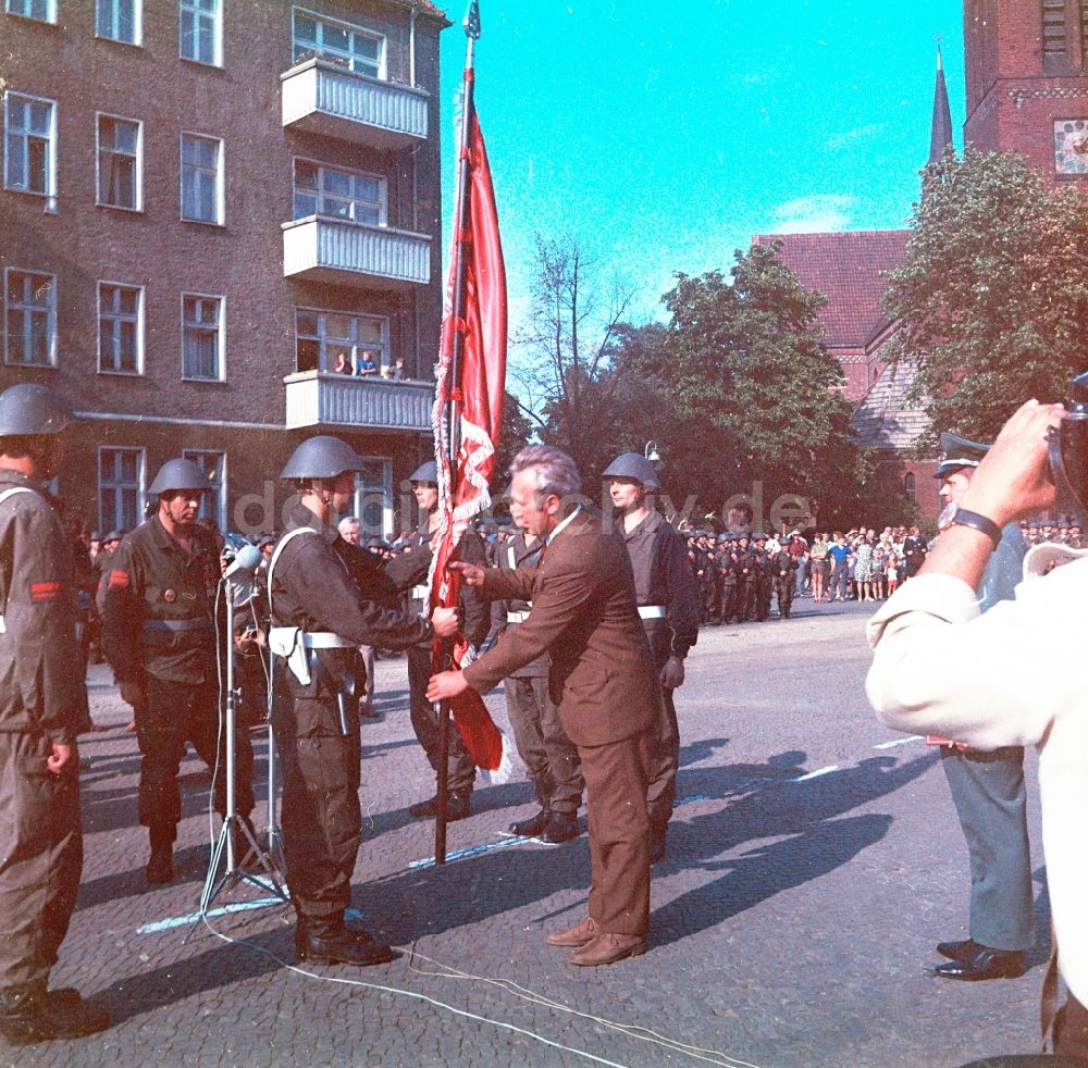 DDR-Fotoarchiv: Bernau bei Berlin - Vereidigung der Kampfgruppen der Arbeiterklasse in Bernau bei Berlin in Brandenburg in der DDR