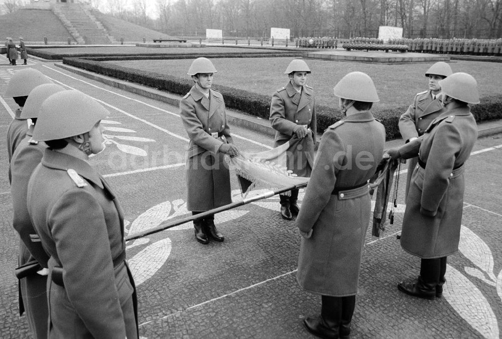 DDR-Bildarchiv: Berlin - Vereidigung der Volkspolizei ( VP ) am Sowjetisches Ehrenmal im Treptower Park in Berlin, der ehemaligen Hauptstadt der DDR, Deutsche Demokratische Republik