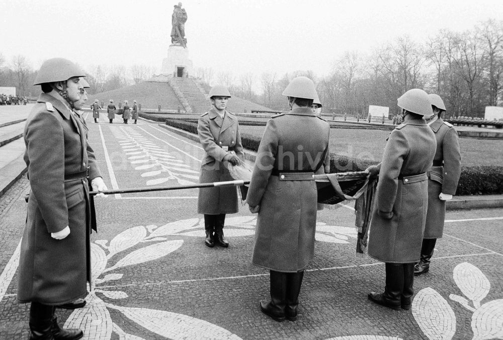 DDR-Fotoarchiv: Berlin - Vereidigung der Volkspolizei ( VP ) am Sowjetisches Ehrenmal im Treptower Park in Berlin, der ehemaligen Hauptstadt der DDR, Deutsche Demokratische Republik