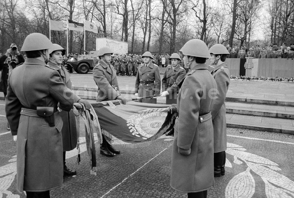 Berlin: Vereidigung der Volkspolizei ( VP ) am Sowjetisches Ehrenmal im Treptower Park in Berlin, der ehemaligen Hauptstadt der DDR, Deutsche Demokratische Republik