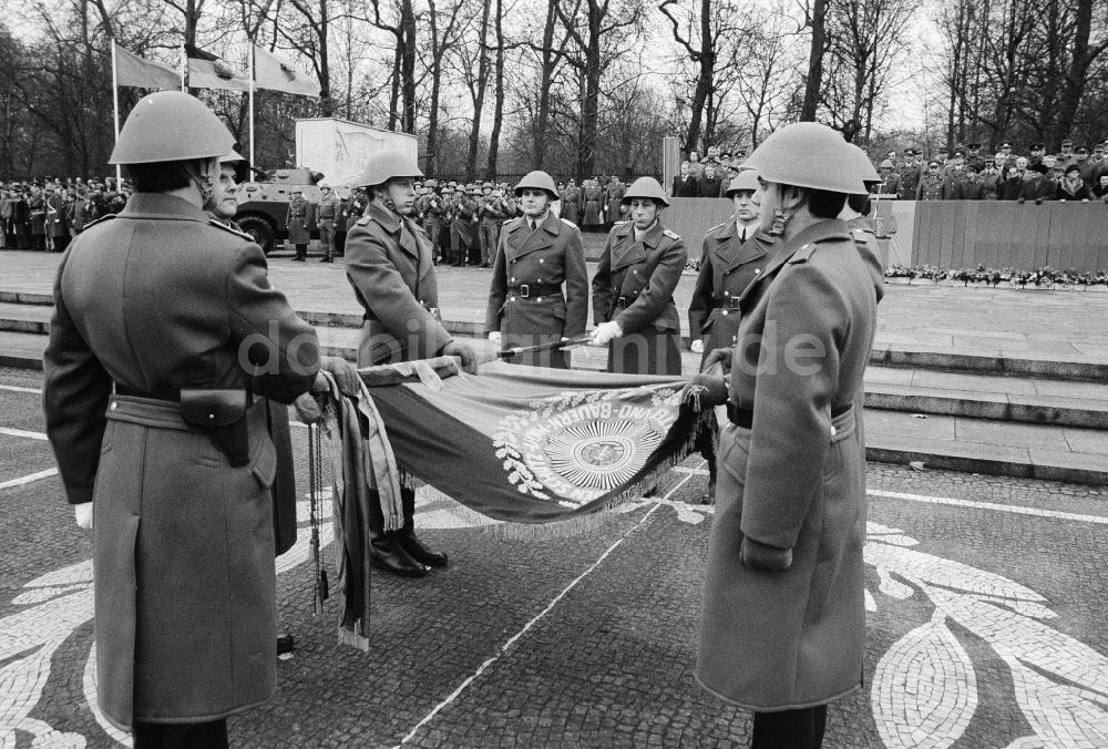DDR-Bildarchiv: Berlin - Vereidigung der Volkspolizei ( VP ) am Sowjetisches Ehrenmal im Treptower Park in Berlin, der ehemaligen Hauptstadt der DDR, Deutsche Demokratische Republik