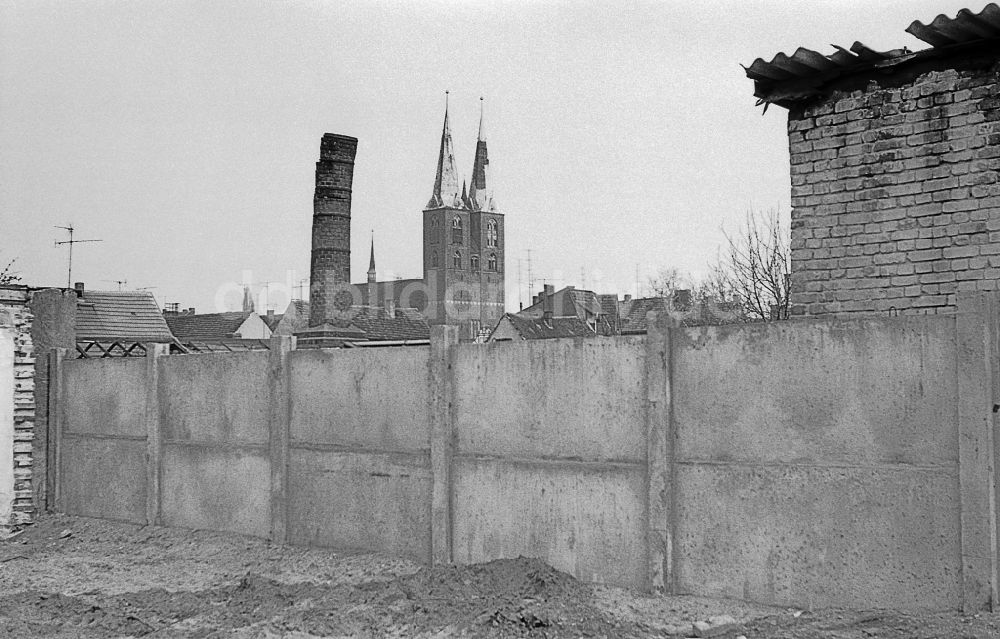DDR-Fotoarchiv: Stendal - Verfall vor dem Kirchenbauwerk der Doppeltürme der St.-Marien-Kirche in Stendal in DDR