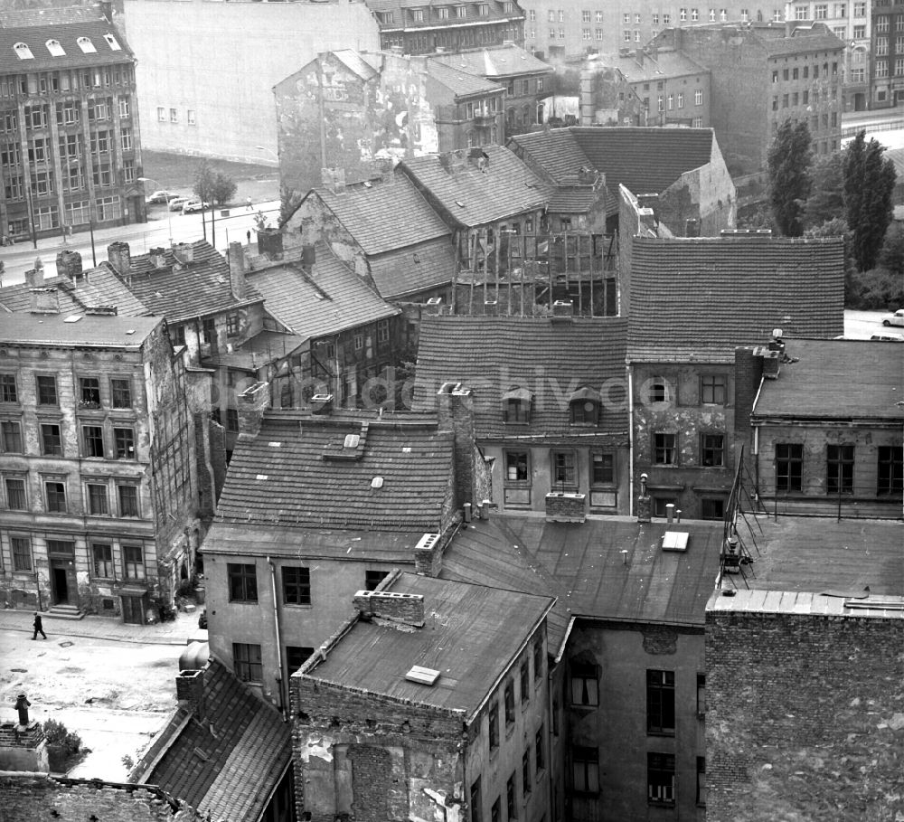 DDR-Fotoarchiv: Berlin - Verfallene Altbauten in Berlin auf dem Gebiet der ehemaligen DDR, Deutsche Demokratische Republik
