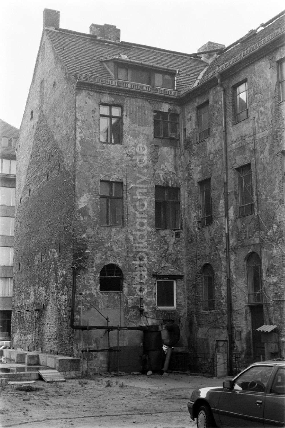 Berlin: Verfallene Altbauten in Berlin - Mitte, der ehemaligen Hauptstadt der DDR, Deutsche Demokratische Republik