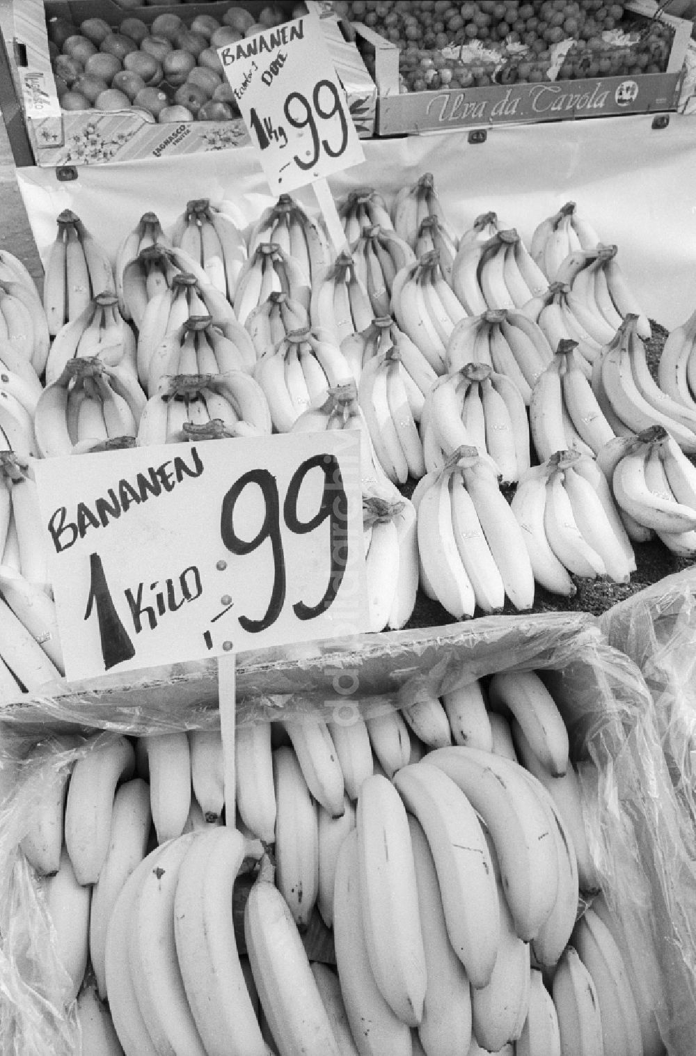 DDR-Fotoarchiv: Berlin - Verkauf von Bananen an einem Marktstand