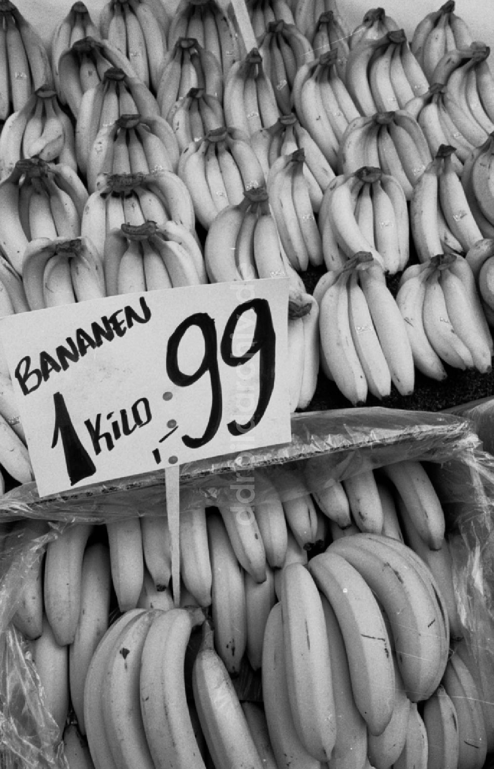 Berlin: Verkauf von Bananen an einem Marktstand