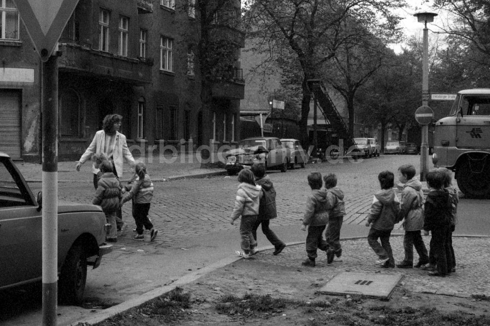 DDR-Bildarchiv: Berlin - Verkehrserziehung Kindergarten in Berlin auf dem Gebiet der ehemaligen DDR, Deutsche Demokratische Republik