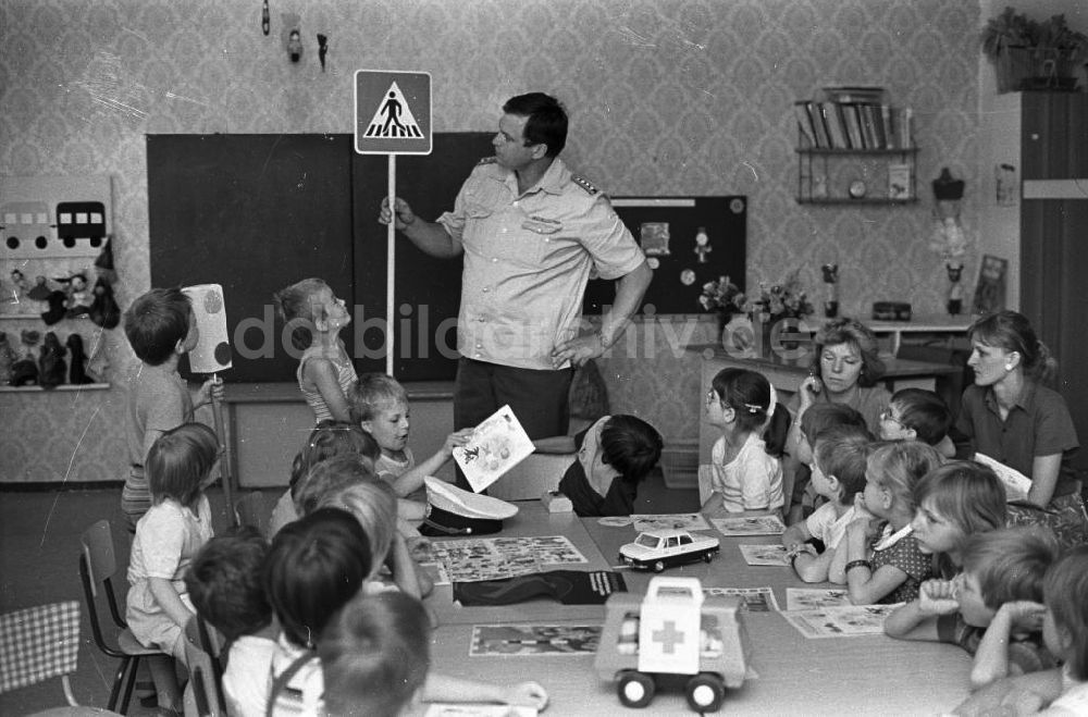 DDR-Fotoarchiv: Berlin - Verkehrserziehung im Kindergarten Mendelsohnstrasse in Berlin