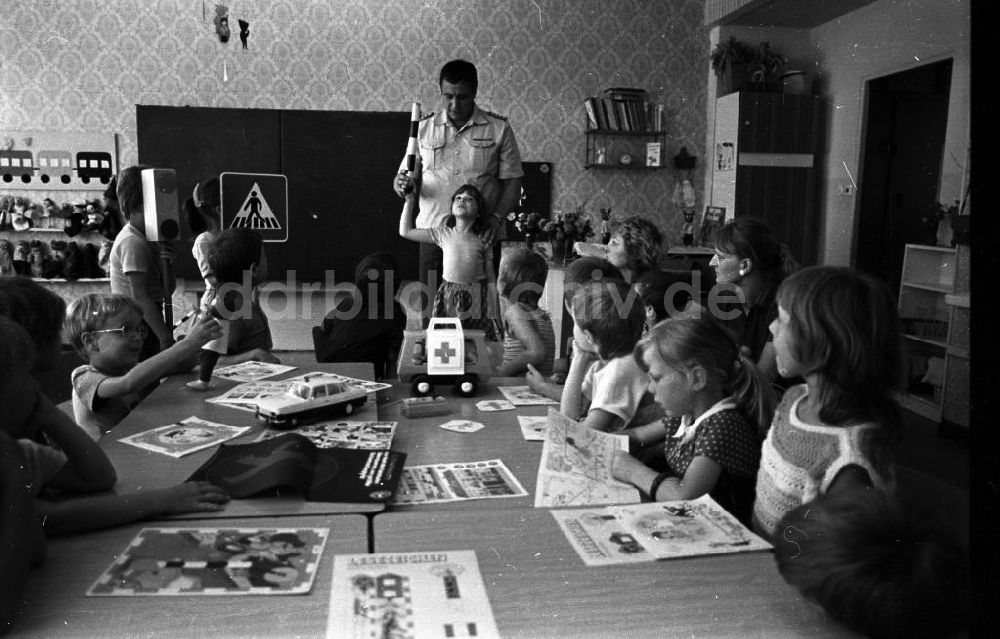 DDR-Bildarchiv: Berlin - Verkehrserziehung im Kindergarten Mendelsohnstrasse in Berlin