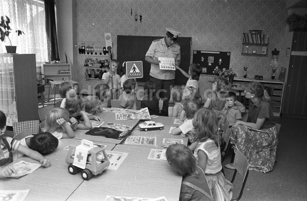 DDR-Fotoarchiv: Berlin - Verkehrserziehung im Kindergarten Mendelsohnstrasse in Berlin