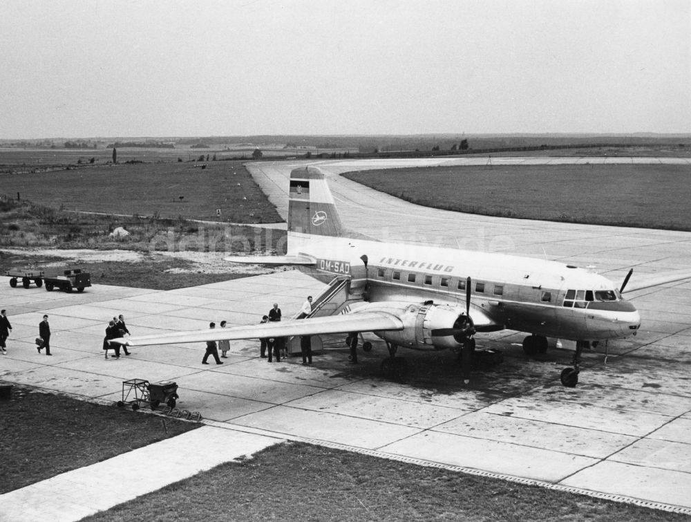 DDR-Bildarchiv: Erfurt - Verkehrsflugzeug Iljuschin IL-14 P der DDR- Fluggesellschaft INTERFLUG auf dem Flughafen in Erfurt in Thüringen