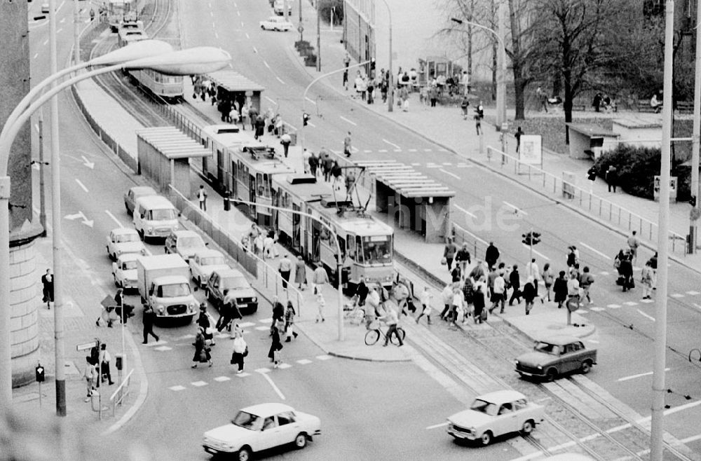 DDR-Bildarchiv: Berlin-Mitte - Verkehrsknotenpunkt der BVB am Rosa-Luxemburg-Platz 15.11.89 Foto: Grahn Umschlag 1360